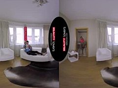 Szczupła przyrodnia siostra z małymi cyckami liże i uprawia seks w VR