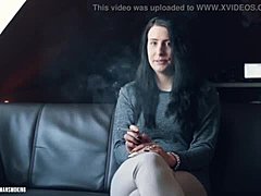 Celina, una ragazza tedesca che fuma, in un video bollente