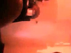 Egy nagy fekete farka vizes és vad kézimunkát kap egy SE DC videóban