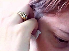 니콜레타는 귀걸이를 시도하고 이 핫한 MILF 비디오에서 손가락으로 자극을 받습니다