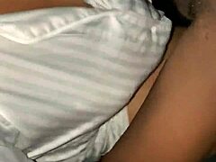 ¡Mamá madura sensual se enfrenta a una gran polla!