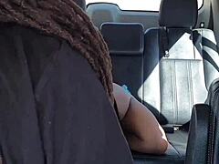 MILF mit großen Titten wird im Auto in den Arsch gefickt