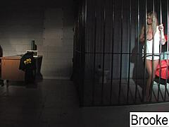 משטרה ואסיר עם חזה גדול בסרטון BDSM זה