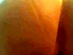 टैन्ड मेच्योर अपनी शेव्ड पुस्सी को एक बड़े लंड से चोदती हुई इस वाइफ काउगर्ल वीडियो में।