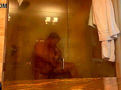 미스트리스 다니가 PCB에서 뜨거운 샤워를 즐긴다