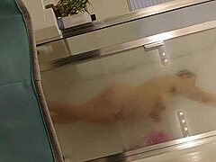 Reife Mami genießt heiße Dusche mit ihrem Lover