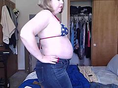 Tučná dievčina v horúcej spodnej bielizni predvádza svoje telo na webovej kamere