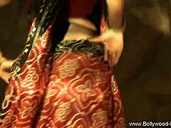 Donna matura si spoglia fino alla lingerie in questo video di Bollywood