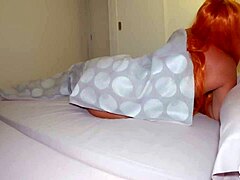 Macocha i pasierb angażują się w seks analny i wymianę spermy w pokoju hotelowym