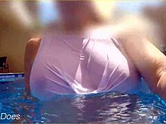 Hotell pool simma med en mogen kvinna
