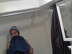 Una sessione di doccia di MILF indiane catturata da una telecamera nascosta