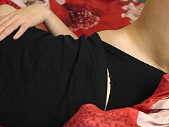 Masturbare în pat cu o MILF frumoasă: Un videoclip de casă