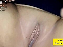 Wanita matang dengan zakar besar bergilir-gilir dalam video seks anal ini