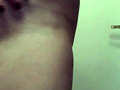 परिपक्व महिला के स्तन अमेचुर वीडियो में प्रदर्शित होते हैं।