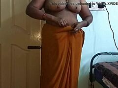 Индийска изневеряваща съпруга Деси се мастурбира с големи гърди и обръсната путка