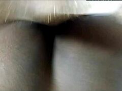 प्रौढ़ एबोनी माँ अपने बड़े स्तनों को उछालती हुई काउगर्ल पोजीशन में एक लंड को पीछे ले जाती हुई।