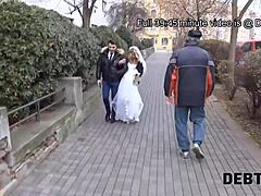 عروس تشيكية مغوية من قبل قرش القرض لممارسة الجنس في فيديو بوف