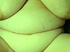 Mama matură cu sâni mari își ia pizda futută într-un videoclip hardcore