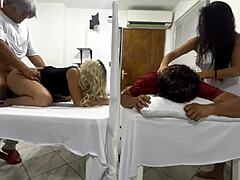 Азиатската майка получава своята стегната задница чукана от извратен лекар в горещ тройки