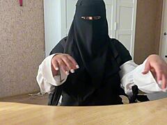Αραβική ώριμη γυναίκα απολαμβάνει τον εαυτό της στην κάμερα web