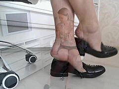 Bose stopy drażnią w filmie z fetyszem nienagim