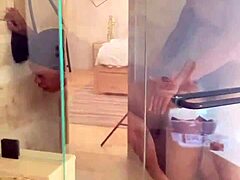 Moden ebony-mor får sin store røv kneppet i brusebadet