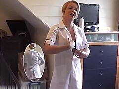 Des infirmières européennes matures taillent une pipe à un patient de l'hôpital dans une vidéo de sexe