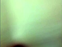 Moden babe får sin stramme fisse fyldt ud i en voyeuristisk video