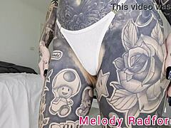 Australische moeder Melody Radford pronkt met haar rondingen in een roze bikini
