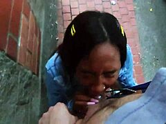 En sort venezuelansk prostitueret nyder at deepthroate mig offentligt uden for universitetet