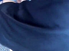 Una mujer delgada recibe una eyaculación pública en su ano en un video casero