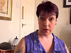 Зрелая британская мамочка Лорен становится непослушной и показывает свои большие сиськи