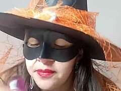 Femeia matură se îmbracă în vrăjitoare de Halloween și se bucură pentru mine