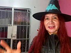 Rijpe moeder verkleed als sexy heks voor Halloween