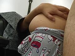 Kolumbijska mamica v domačem videu pokaže svoje polbrate, kako varajo dekleta z analnimi veščinami