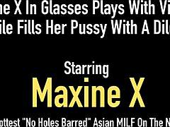 एशियाई MILF मैक्सीन X बाथरूम में खिलौनों के साथ कुछ एकल खेल का आनंद लेती है।