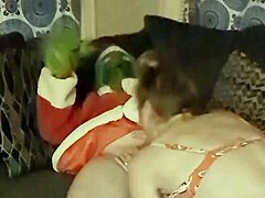 बड़े स्तन वाली मिल्फ डेनिएल रॉय इस किंकी वीडियो में ग्रिंच को चोदती हुई
