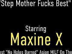 Nagy seggű puma Maxine élvezi a búvárkodást és a játékokat