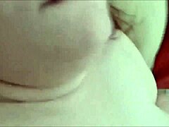 Baculatá manželka si užívá velký penis v amatérském videu