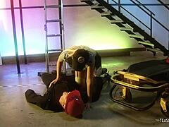 बस्टी MILF एक हार्डकोर वीडियो में एक हॉर्नी वर्कर द्वारा अपनी चूत चोदवाती है।
