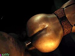 अमेचुर मॉम की चूत एक बड़े काले लंड से भरी हुई है।