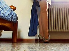 Objavte tajomstvá týchto talianskych topánok v foot fetish videu