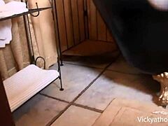 Vicky Vettes si užíva sólo potešenie v kúpeľni s veľkými prsiami