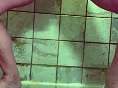 Piercad milf-fru använder dubbla dildos för solo duschlek