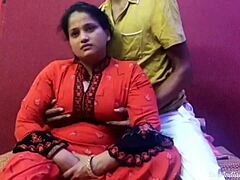Indisk milf Sonam har sex med sin ven i denne hotte video