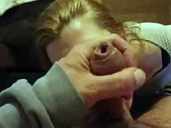 BDSM-Schlampe wird von Monstercock dominiert und ins Gesicht gespritzt