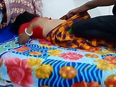 Indisk hemmafru i grön saree blir stygg med lokal bonde