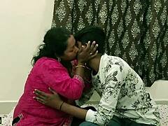 Mogna indiska hemmafrun Kamwali Bhabhi njuter av grov sex med sin unga chef i en hindi vuxenvideo