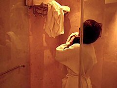 المرأة الناضجة ذات المؤخرة الكبيرة تتعرض للاختراق بقوة من قبل زوجها في الحمام