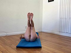 业余熟女在自制瑜伽视频中伸展双腿